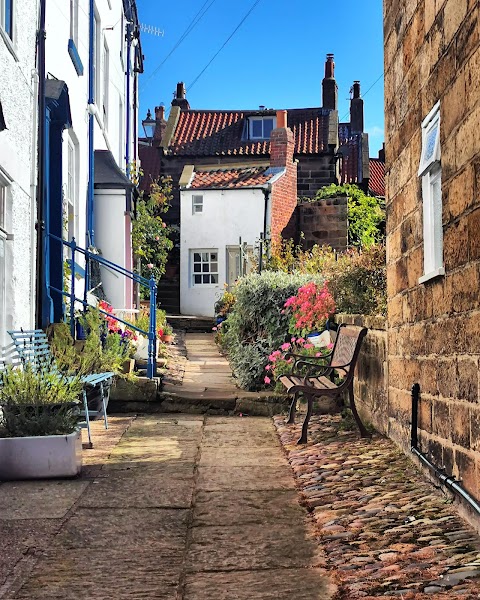 Robin Hood’s Bay coast walk — Village and coast — Yorkshire Moors and Dales — England