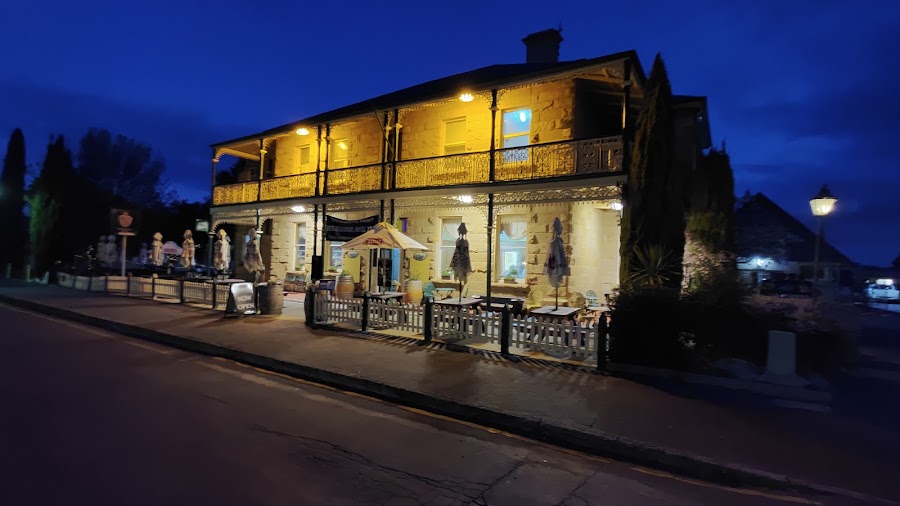 The Richmond Arms Hotel — Country pub meals — East Coast Tasmania — Australia