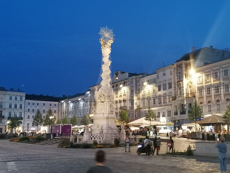 Linz old town — City walk — Austria Cities and Lakes Crossing — Austria