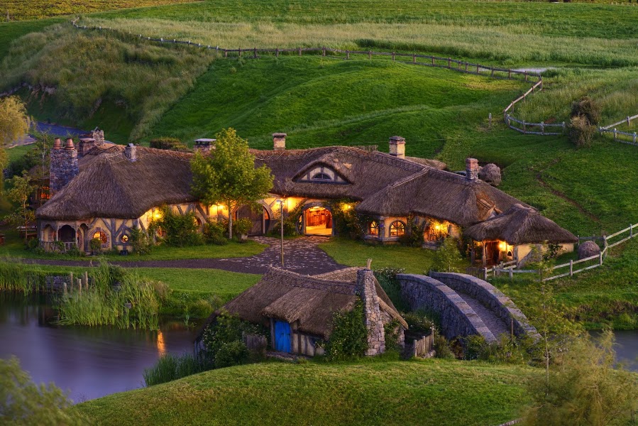Green Dragon Inn banquet — Themed tour meal — Thermal Hot Spots — New Zealand