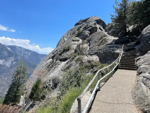 Moro Rock — Scenic Viewpoint — Yosemite to Sequoia and Kings Canyon — United States
