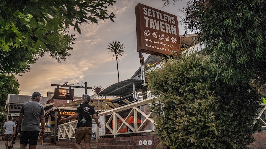 Settlers Tavern — Modern Australian pub meals — Caves Road — Australia
