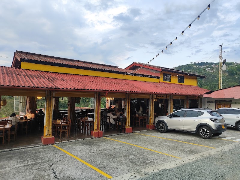 Los Arrieros Cocina Cultural Cafetera — Caldas regional — Medellín to the Coffee Axis via Jardín and Salamina — Colombia