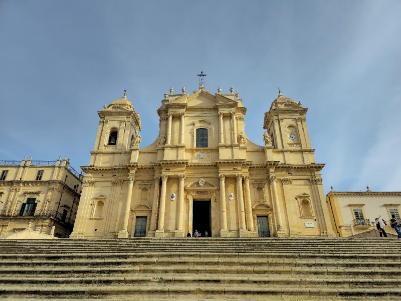 Noto cathedral and Palazzo Nicolaci — Baroque architecture — Baroque Southeast Sicily — Italy