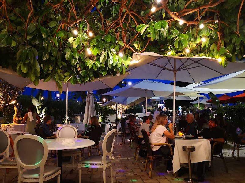 Le Petit Port — Mediterranean seafood — Modern Art Meander — France