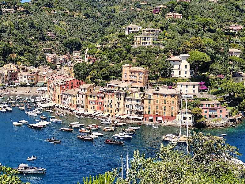 Portofino harbor and Castello Brown — Coastal town — French and Italian Rivieras — France