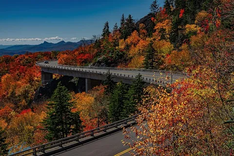 Linn Cove Viaduct — Landmark — Blue Ridge Parkway — United States