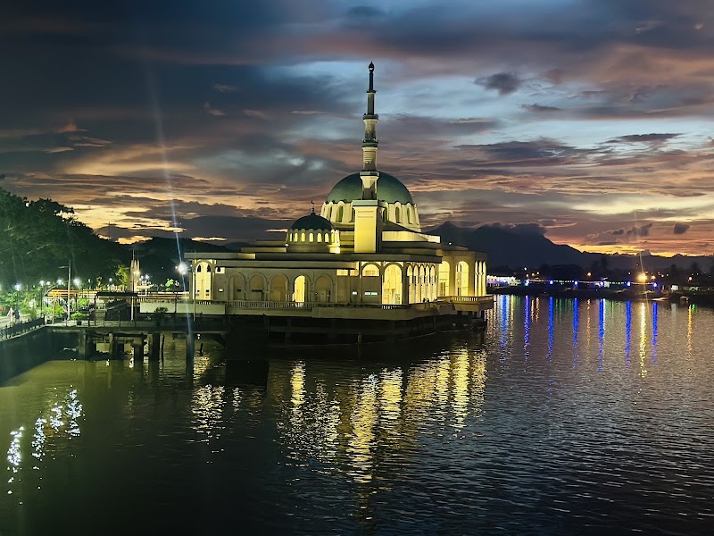 Kuching old town — City and food — Sarawak Pan-Borneo Highway — Malaysia