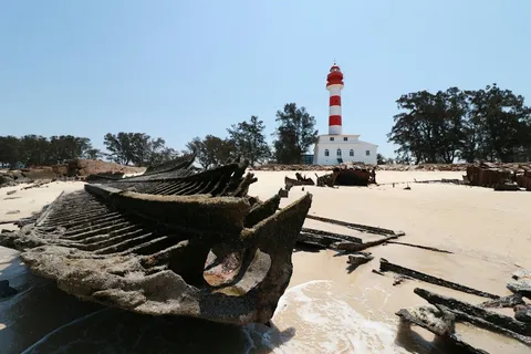 Macuti Lighthouse — Landmark — Mozambique EN1 Coastal Route — Mozambique