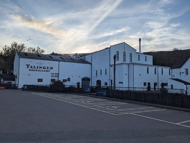 Talisker tour or Cuillin viewpoint — Booked distillery or scenic alternative — Isle of Skye Circuit — Scotland