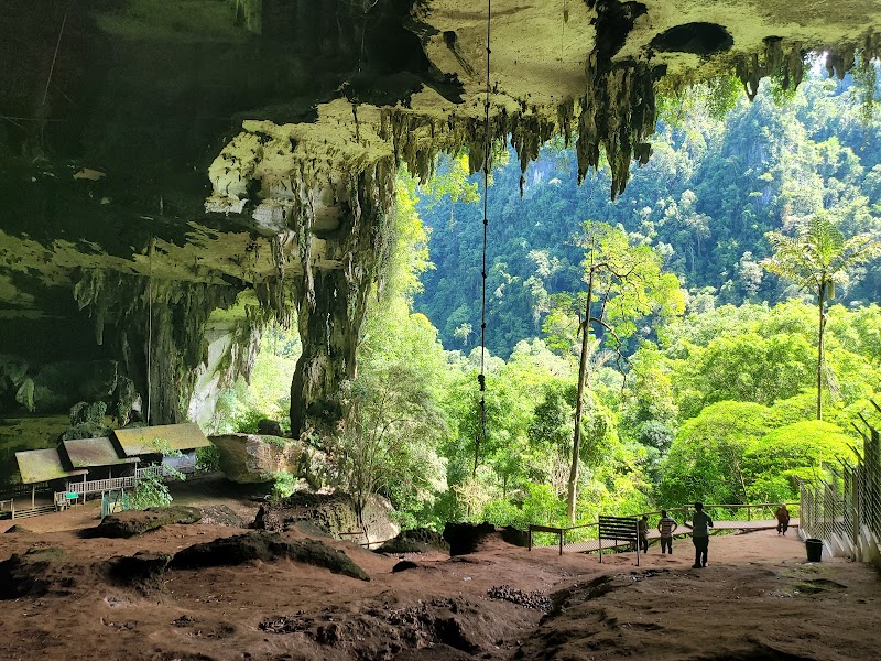 Niah Caves — National park and archaeology — Sarawak Pan-Borneo Highway — Malaysia