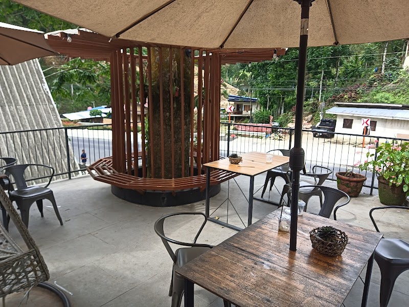 Buda Falls Restaurant and Cafe — Filipino cafe — Нагорья Минданао из Давао в Букиднон — Филиппины
