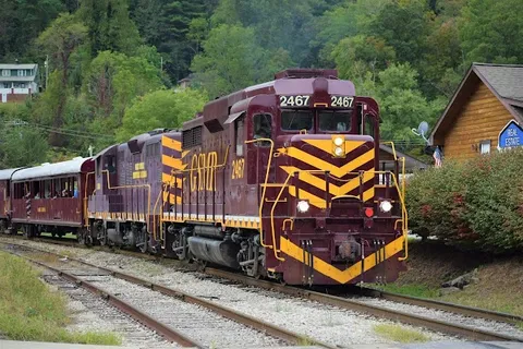Great Smoky Mountains Railroad — Scenic Train Ride — Blue Ridge Parkway — United States