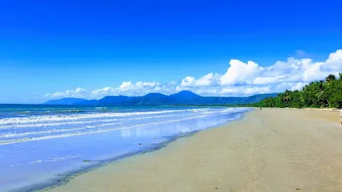 Four Mile Beach — Arrival — Cairns to Port Douglas Coastal Drive — Australia