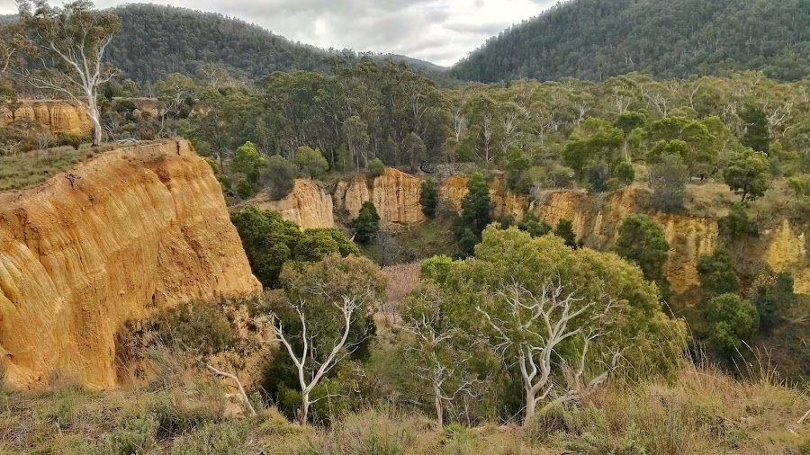 Omeo historic precinct — Historic town walk — Great Alpine Road — Australia