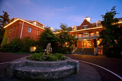McMenamins Edgefield — Northwest pub — Historic Columbia River Highway — United States