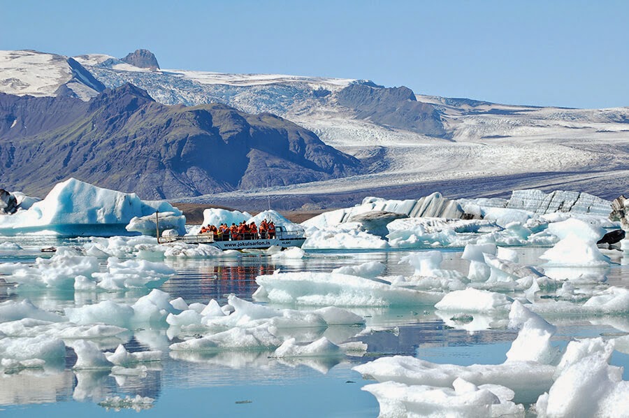 Prebooked Jökulsárlón boat tour and Diamond Beach viewpoint — Guided lagoon visit — Ring Road — Iceland