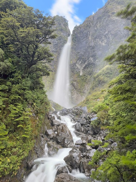 Devils Punchbowl Waterfall