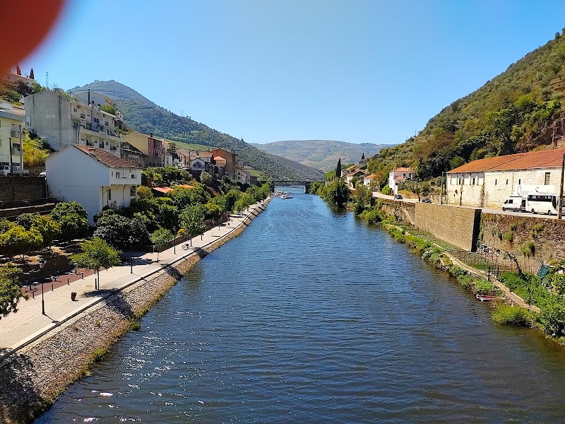 São Leonardo de Galafura and Pinhão — Viewpoint and river town — Douro Valley Wine Route — Portugal