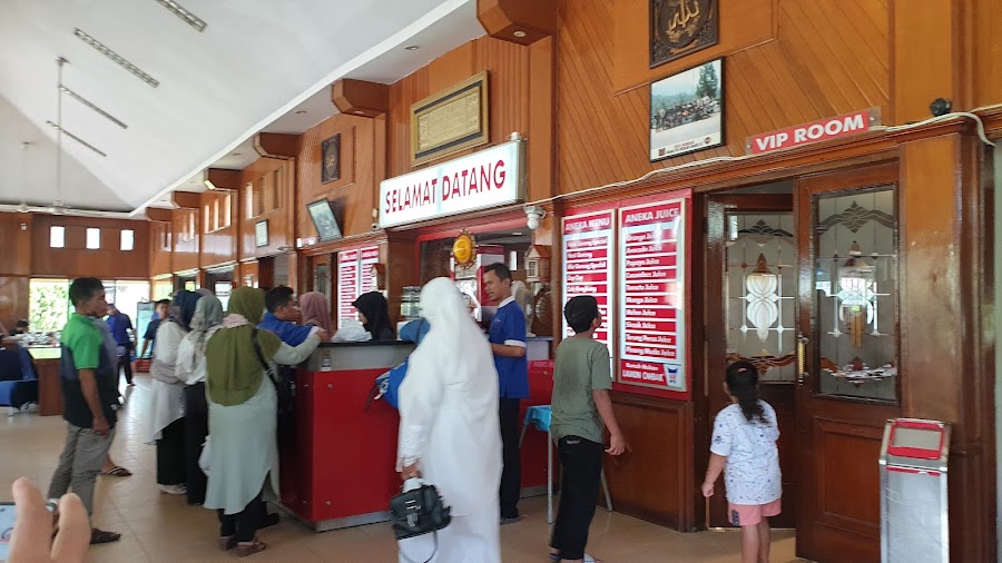 Rumah Makan Lamun Ombak — Padang — Sumatra Trans-Highway Bukittinggi to Lake Toba — Indonesia