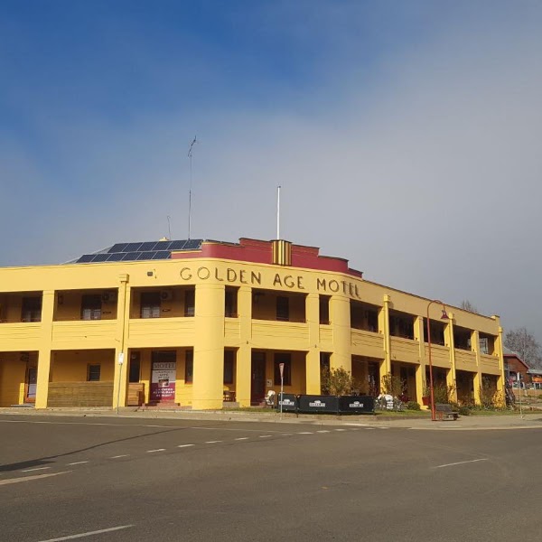 The Golden Age Hotel — Country hotel meals — Great Alpine Road — Australia