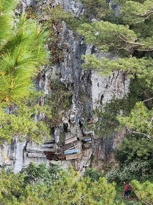 Echo Valley and Hanging Coffins