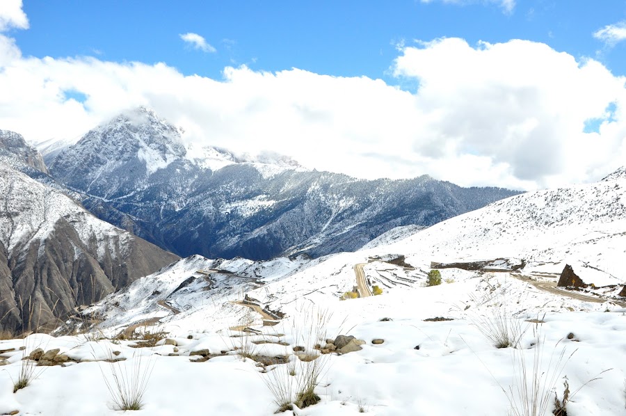 Operator-arranged packed lunches — Packed food and water — G318 Sichuan-Tibet Highway — China