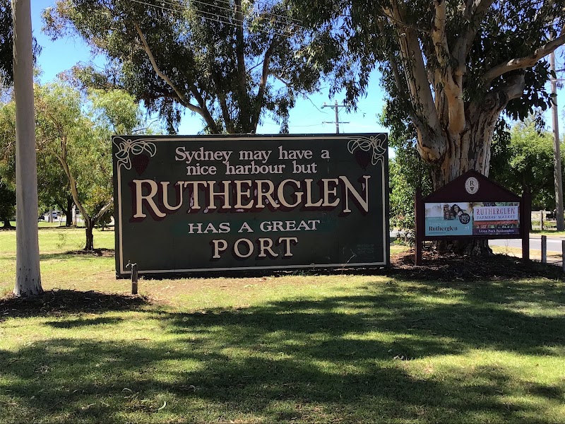 Rutherglen cellar door — Optional wine tasting — Along the Murray River — Australia