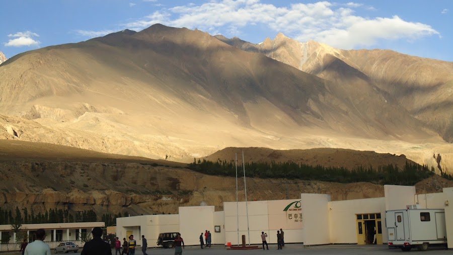 Sost customs document briefing — Border preparation — Karakoram Highway: Gilgit to Kashgar — Pakistan / China