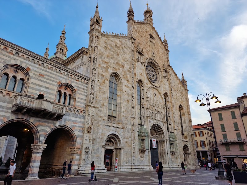 Como cathedral and waterfront — City walk — Lake Maggiore and Lake Como to Bergamo — Italy