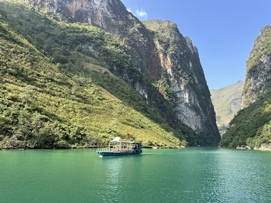Boat trip on Nho Que River