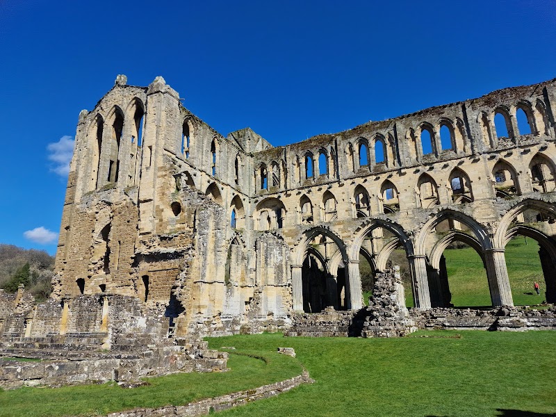 Sutton Bank viewpoint or Rievaulx Abbey — Viewpoint or abbey — Yorkshire Moors and Dales — England