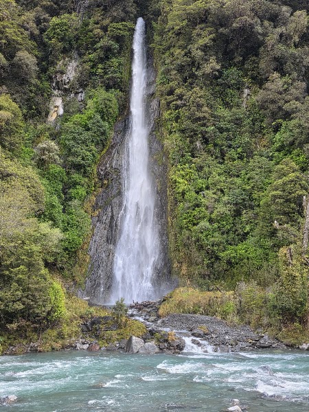 Thunder Creek Falls — Short waterfall walk — Southern Alps Highway — New Zealand
