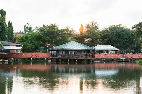Hans Cottage Botel — Ghanaian and grilled seafood — Ghana Cape Coast Heritage Route — Ghana