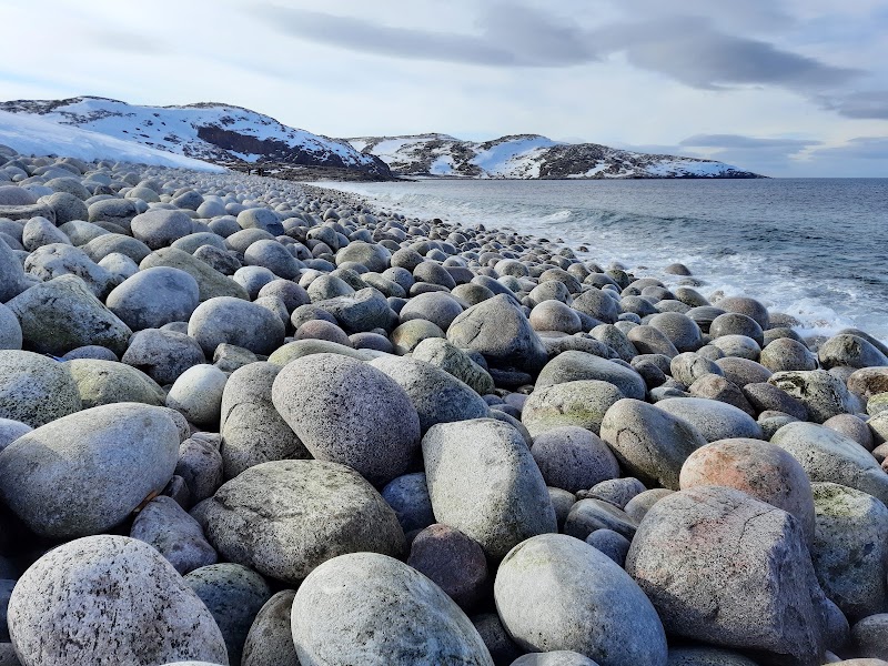 Teriberka Nature Park stone beach and waterfall — Permitted coastal hike — Kola Peninsula Loop — Russia